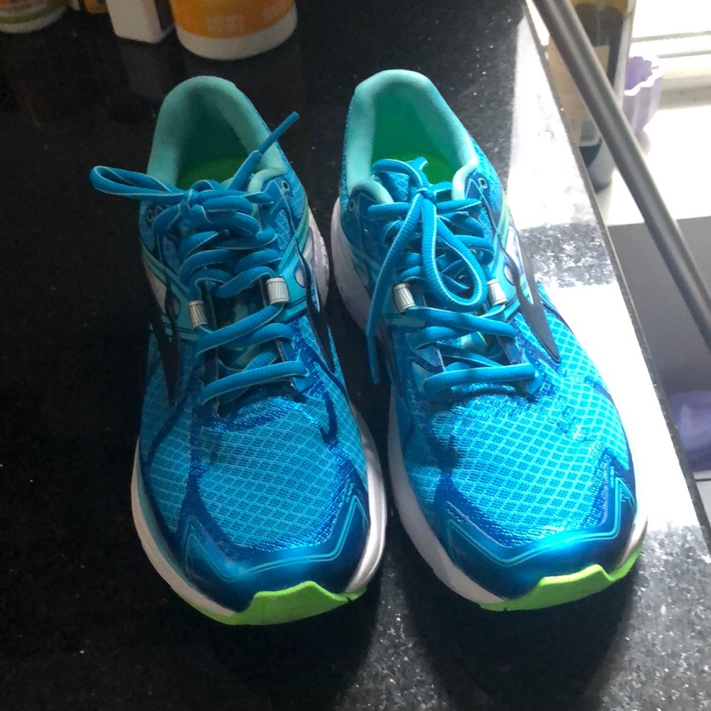 Brooke’s running sneakers size 8